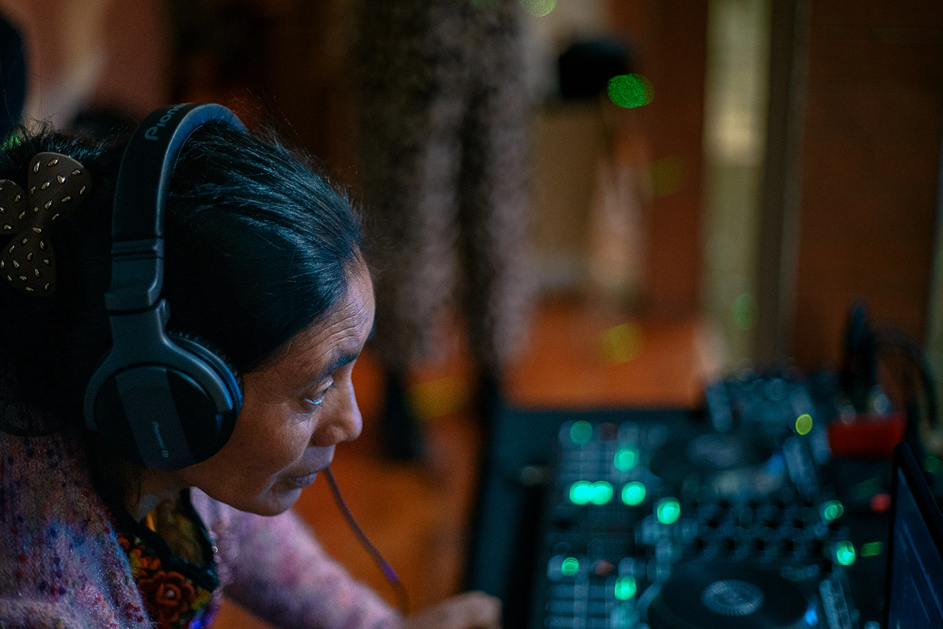 Ser DJ, la nueva responsabilidad para una mujer maya quiché.